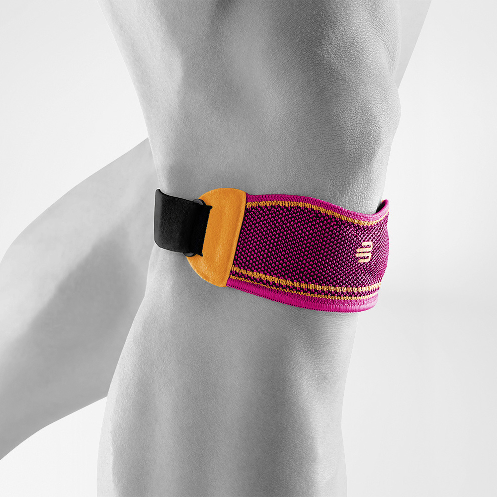 Knee Strap pink vue de face en biais Vue complète de la bande rotulienne rose pour le genou sur le corps gris stylisé