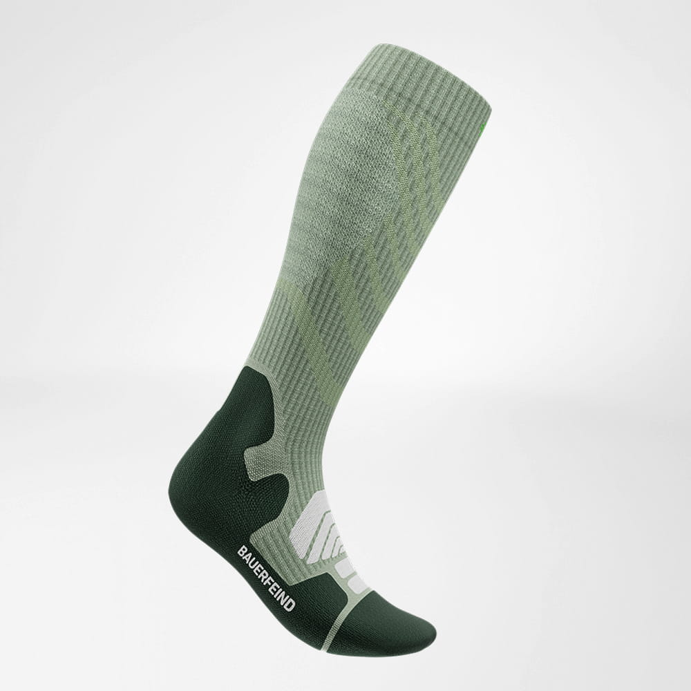 Chaussettes de randonnée Merino vert clair vue latérale Vue latérale des chaussettes de randonnée Merino en vert clair