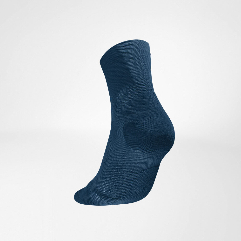 Chaussettes de sport mi-longues ultra-légères navy Vue arrière en biais Vue arrière latérale des chaussettes de course mi-longues en tricot aéré bleu foncé