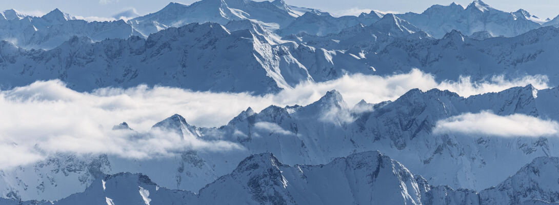 Bergpanorama in blau und weiß