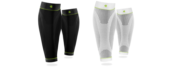Sports Compression Sleeves Lower Leg en noir et blanc Manchettes de mollet noires et blanches en deux paires côte à côte sur fond blanc de face