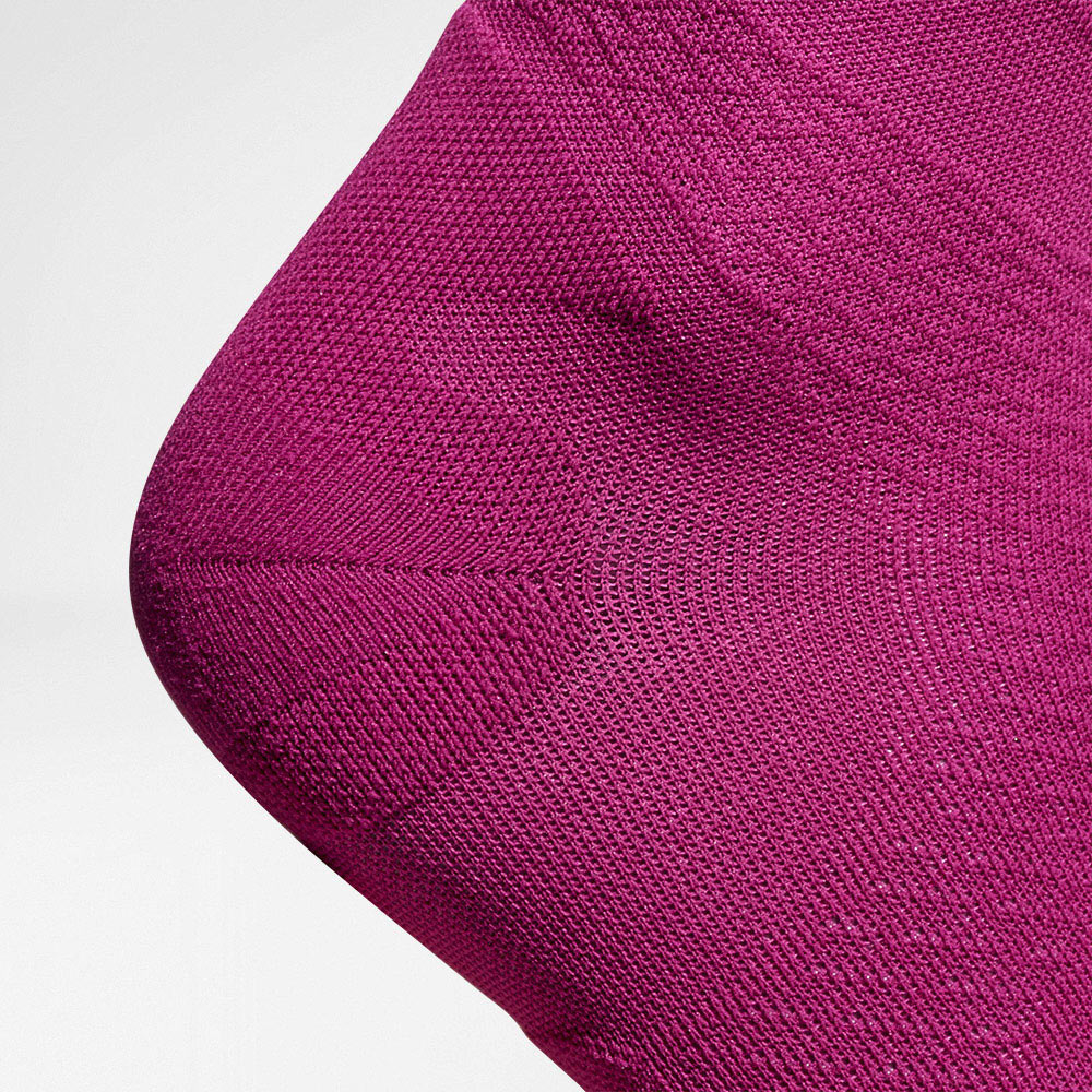 Vue détaillée de la zone de protection du talon des chaussettes de course berry tricotées aérées de longueur moyenne