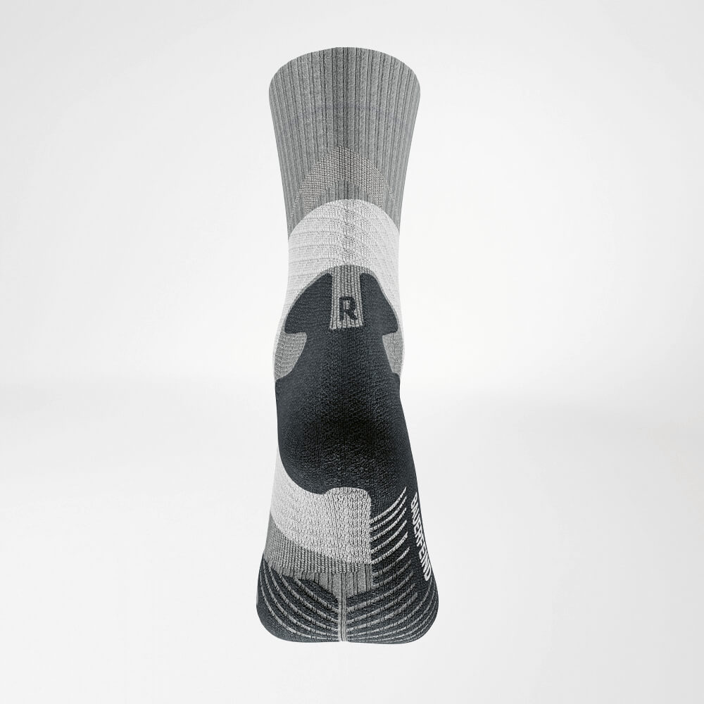 Vue arrière des chaussettes de trail-running mi-longues gris-blanc