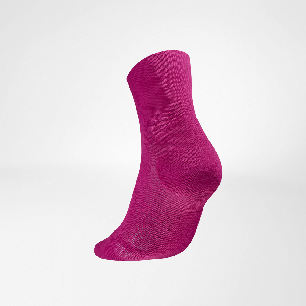 Vue arrière latérale des chaussettes de course légères tricotées aérées roses de longueur moyenne