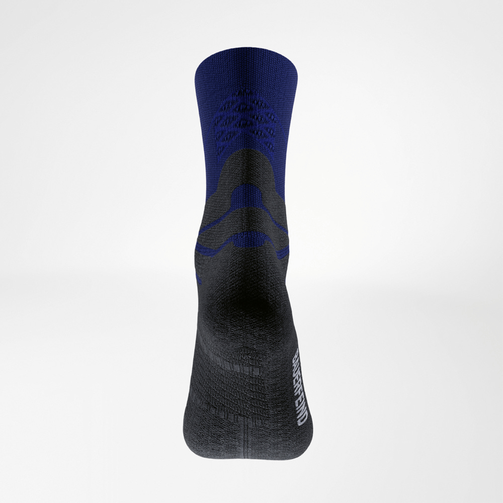 Rückansicht der blauen Run Performance Mid Cut Socke Rückansicht einer blauen Run Performance Mid Cut Socke mit schwarzem Fußbereich und spezieller Struktur zur Unterstützung des Mittelfußes.