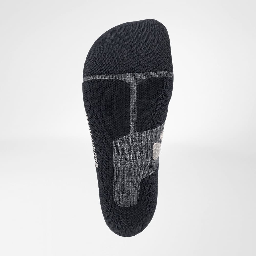 Chaussettes moyennes en mérinos couleur gris foncé détail Relief Semelle Vue du produit par en dessous - Relief Semelle des chaussettes moyennes en mérinos couleur gris foncé pour la randonnée