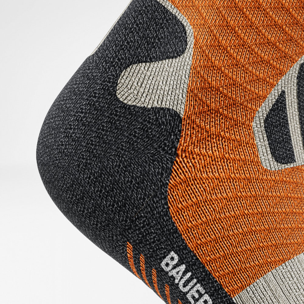 Mittellange Trailrun-Laufsocken grau-orange Detail Heel Protection Detailaufnahme Fersenschutzzone der grau-orangen mittellangen Trailrun - Laufsocken