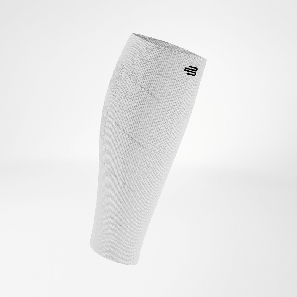 Clean & stark – dein weißes Essential für jede Distanz! Weißer Compression Sleeve in Frontansicht, schlichtes Design mit feiner Struktur, schwarzes Logo oben.