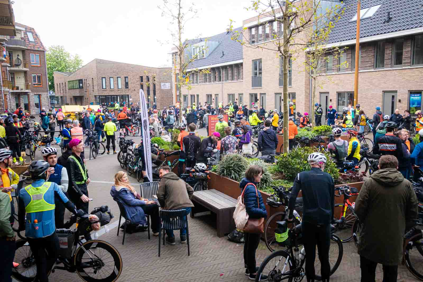 Viele Radfahrer im Startbereich des Race around the Netherlands Viele verschiedene Radfahrer stehen im Startbereich des Ultra-Cycling Events Race around the Netherlands