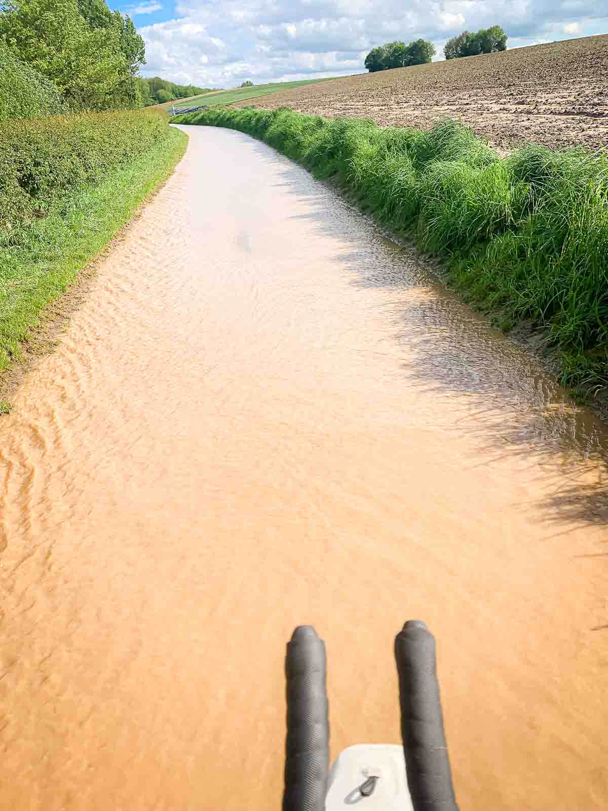Überschwemmte Straße Eine Straße ist vollständig mit Wasser überspült.