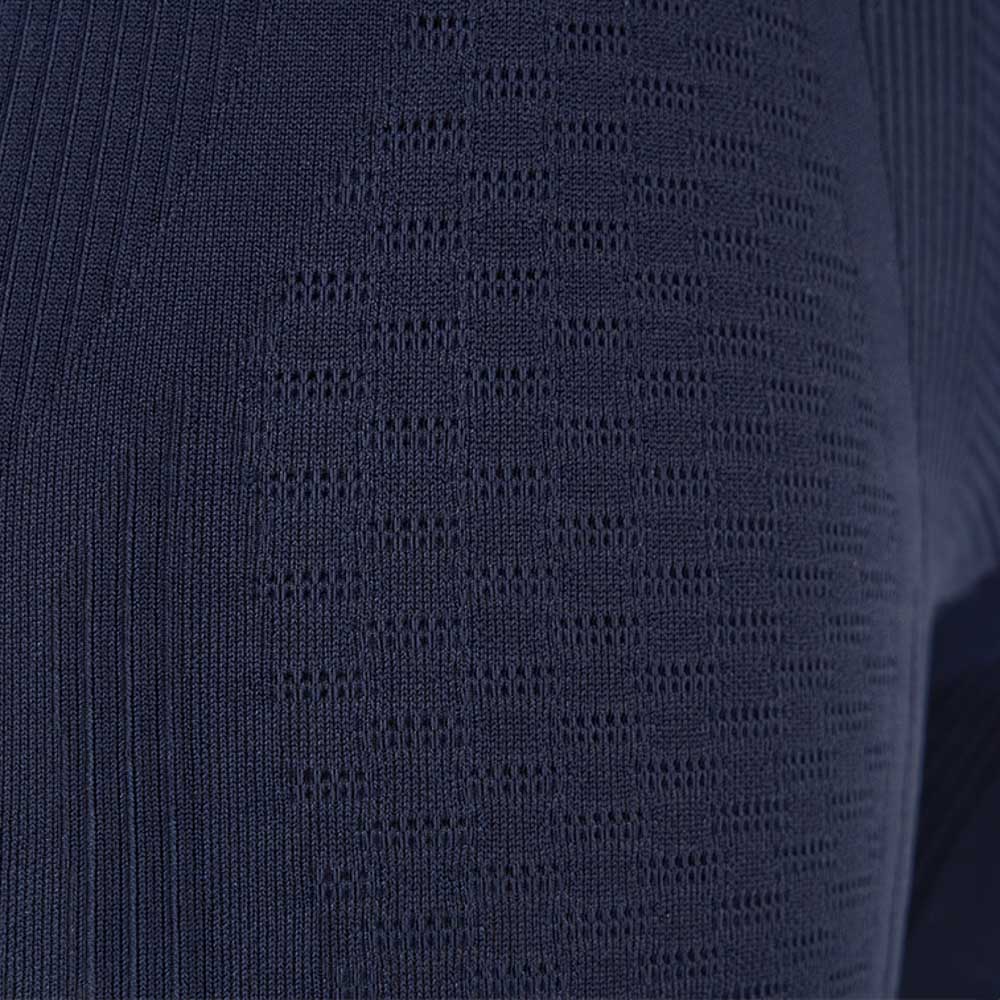 Echte Feinarbeit – Die Power Dots der Compression Wear erhöhren Deine Tiefenwahrnemung Nahaufnahme einer dunklen Kompressions-Sports-Wear-Tight mit detailliertem Gewebemuster, das hohen Tragekomfort und optimale Unterstützung der Muskulatur bietet.