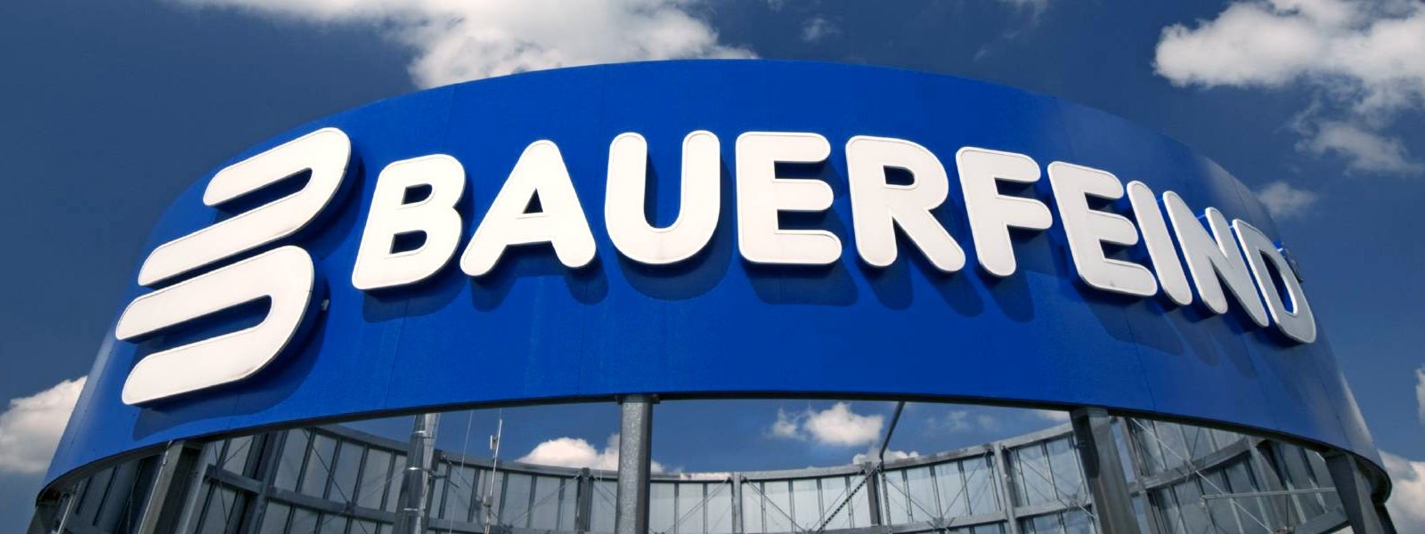 Logo Bauerfeind Inscription Bauerfeind sur le siège de l'entreprise à Zeulenroda