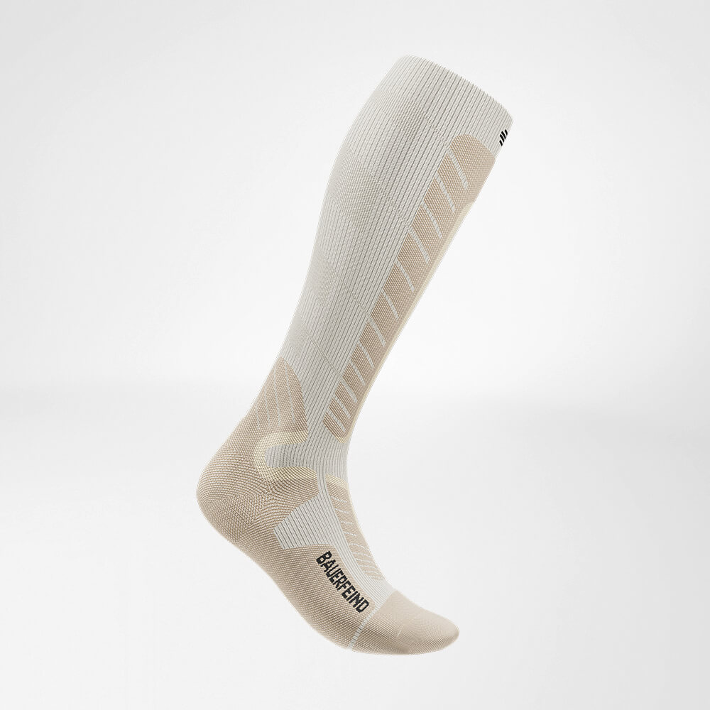 Skisocke Abfahrt mit Merinowolle beige Seitenansicht Seitenansicht des beigen  Sportsocken für Ski Alpine mit Merinowolle