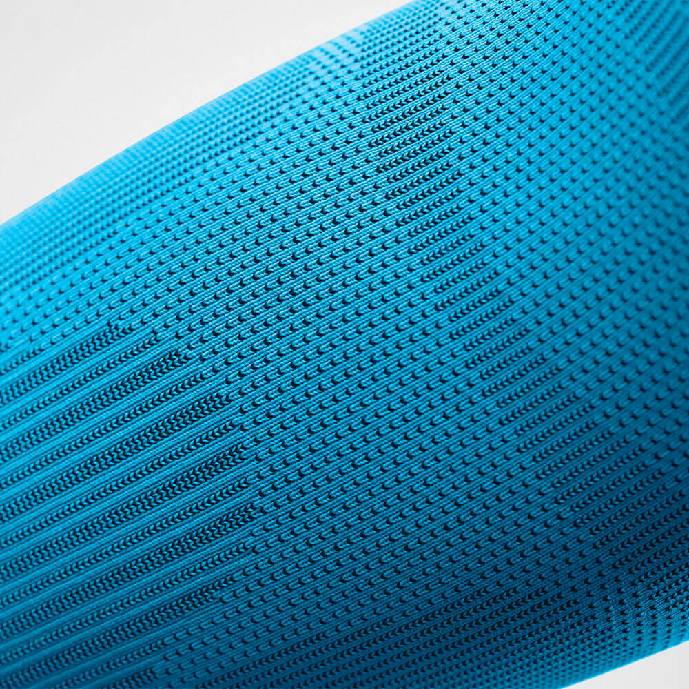 Vue détaillée des mailles du manchon de sport bleu pour le coude