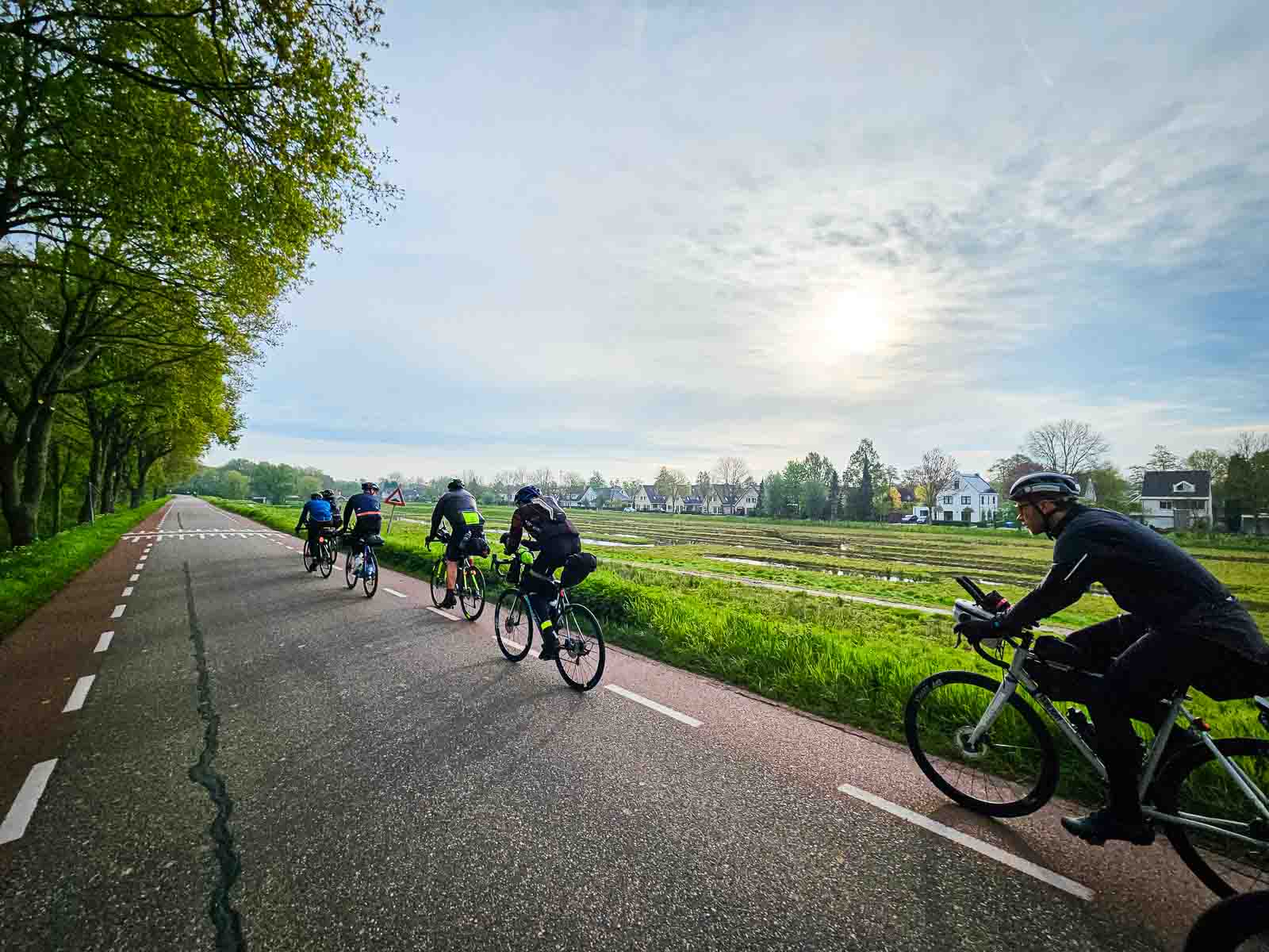File de cyclistes lors du Race around the Netherlands Plusieurs cyclistes roulent les uns derrière les autres sur une route lors du Race around the Netherlands
