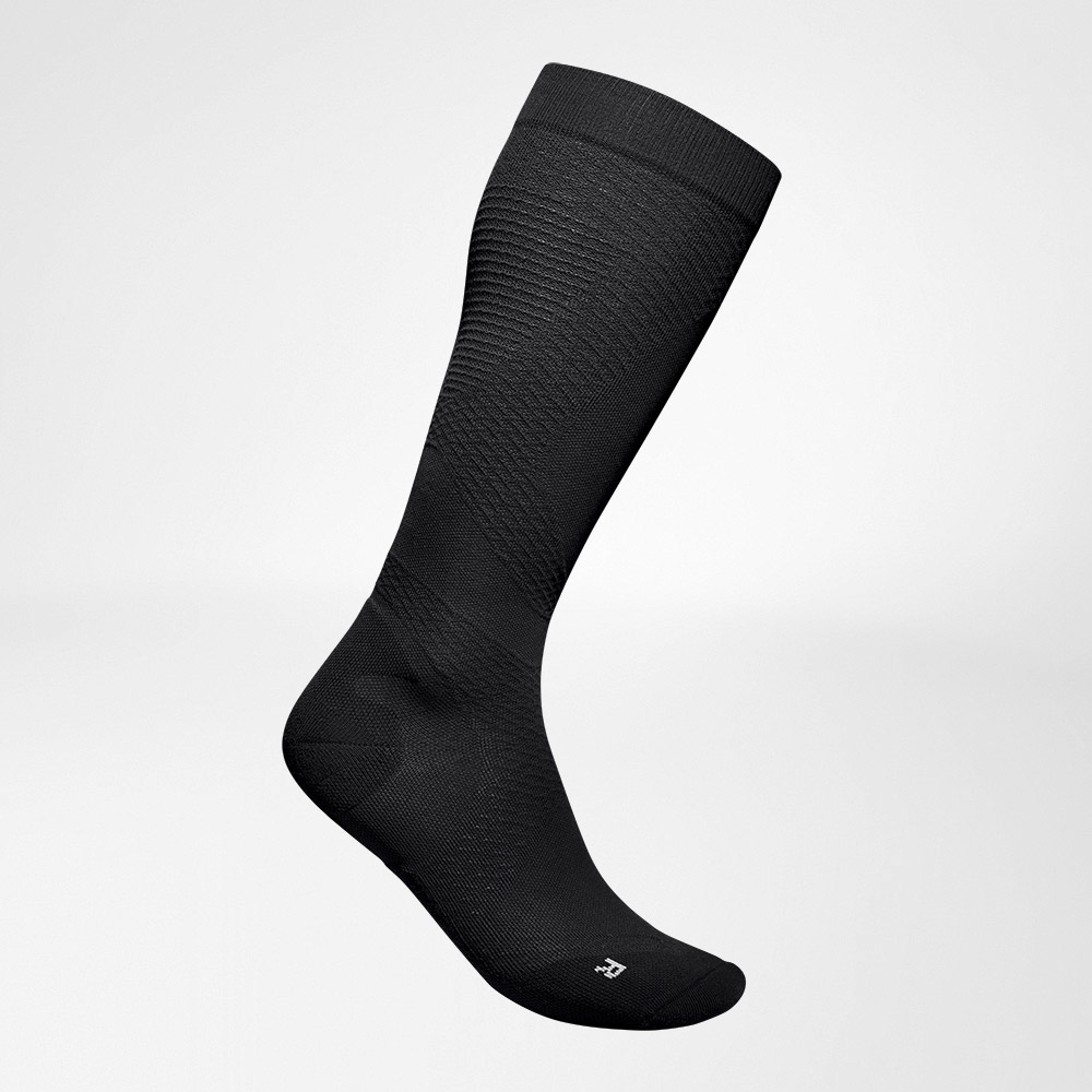 Chaussettes de compression sport ultra-légères noires vue de côté Vue latérale complète de la chaussette de compression noire en tricot aéré pour le running