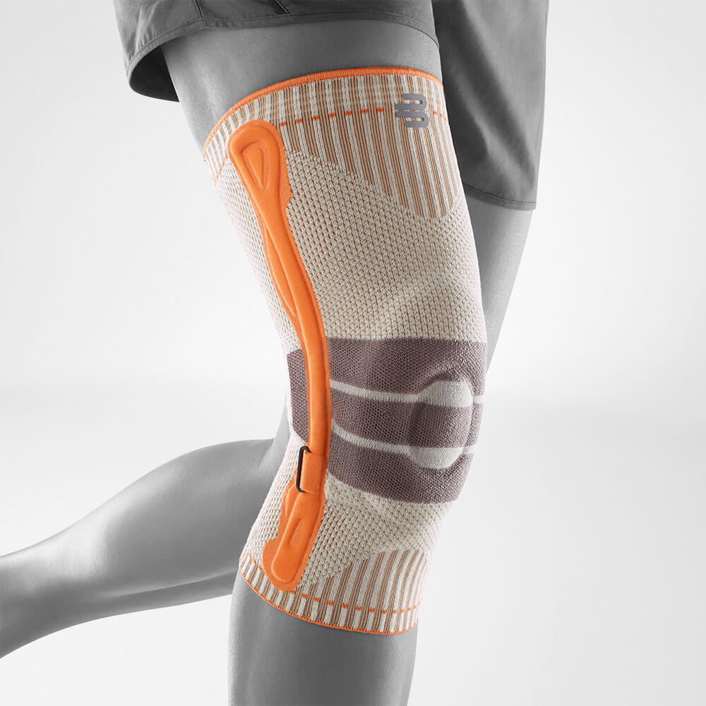 Wander Kniebandage ohne Gurt für Sportaktivitäten Kniebandage für Wander Sport in Orange an einer Person