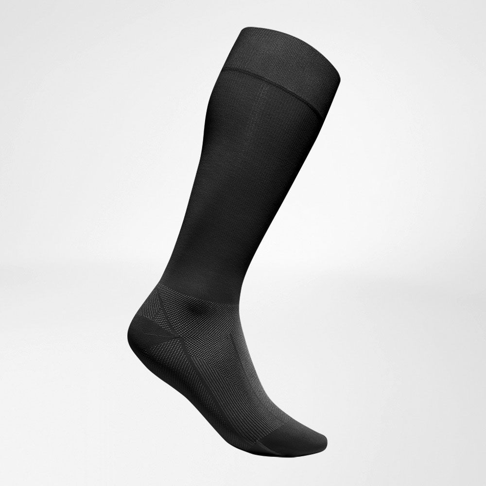 Chaussettes de compression régénération noir vue latérale Vue complète latérale de la chaussette de sport pour la régénération