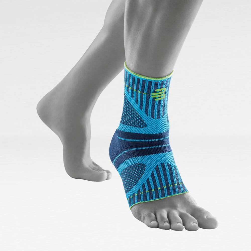 Sprunggelenkbandage rivera Vorderansicht schräg Vordere Komplettansicht der rivera-farbenen Ankle Support Dynamic am stilisierten grauen Bein