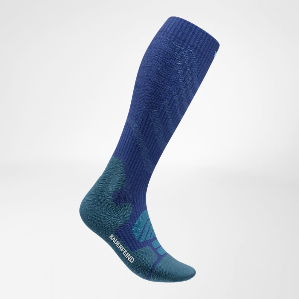 Chaussettes de randonnée Merino bleu foncé vue latérale Vue latérale des chaussettes de randonnée Merino en bleu foncé