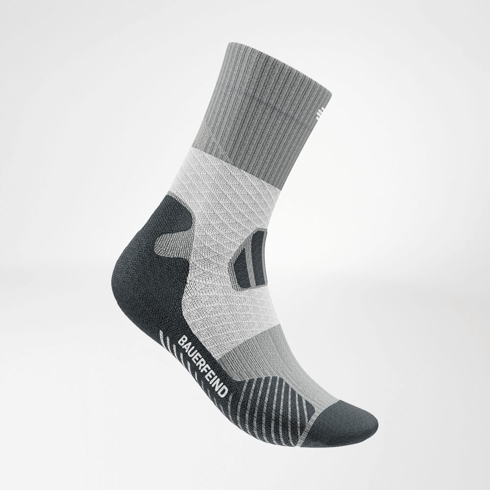 Vue latérale des chaussettes de trail mi-longues gris-blancs