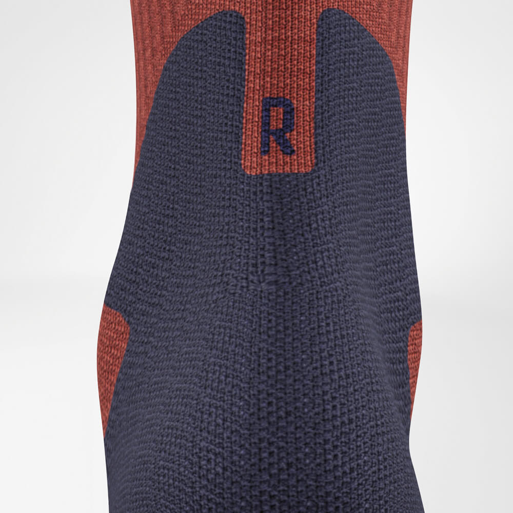 Detailaufnahme der Merino Outdoor Socks in der Rückansicht. Die nahtlose Verarbeitung und die gezielte Polsterung der Achillessehne bieten Komfort und Schutz für lange Outdoor-Einsätze.