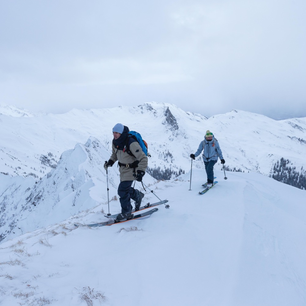 Ski de randonnée Deux randonneurs à ski en route sur une crête de montagne