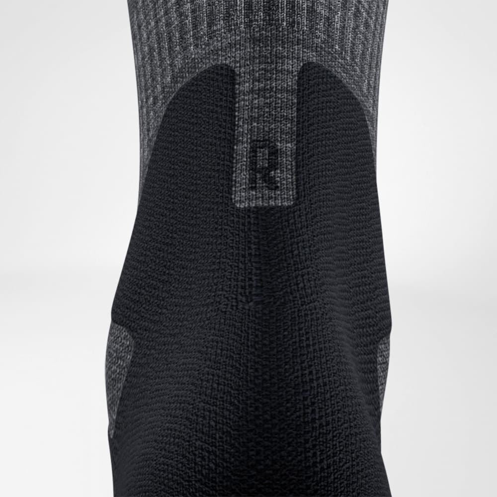 Chaussettes de randonnée mi-longues en mérinos gris foncé détail Achilles Comfort Détail de la zone de confort Achilles des chaussettes de randonnée mi-longues en mérinos gris foncé