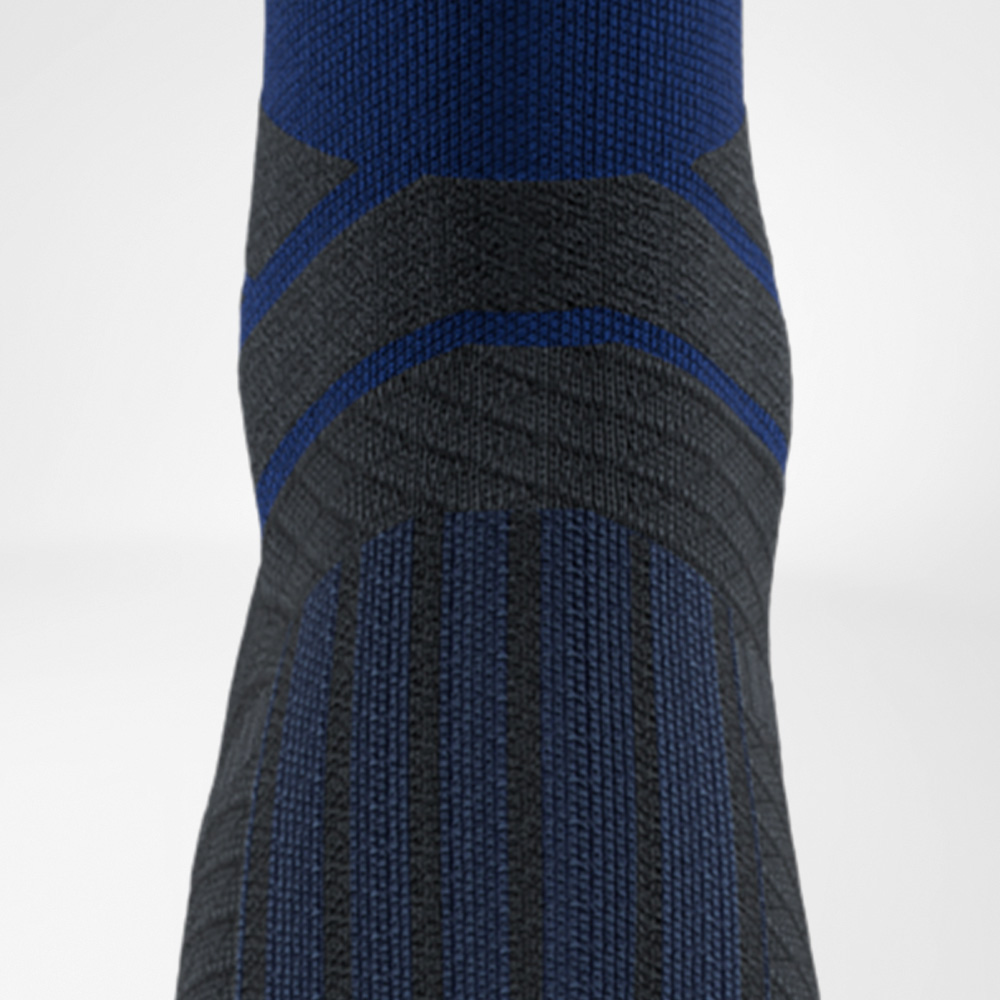 Detail der blauen Run Performance Midcut Socke Detailaufnahme der blauen Run Performance Midcut Socke mit markanter Rippstruktur und integrierter Achilles-Tendon-Comfort-Zone. Die Kombination aus Blau und Schwarz betont das sportliche Design.