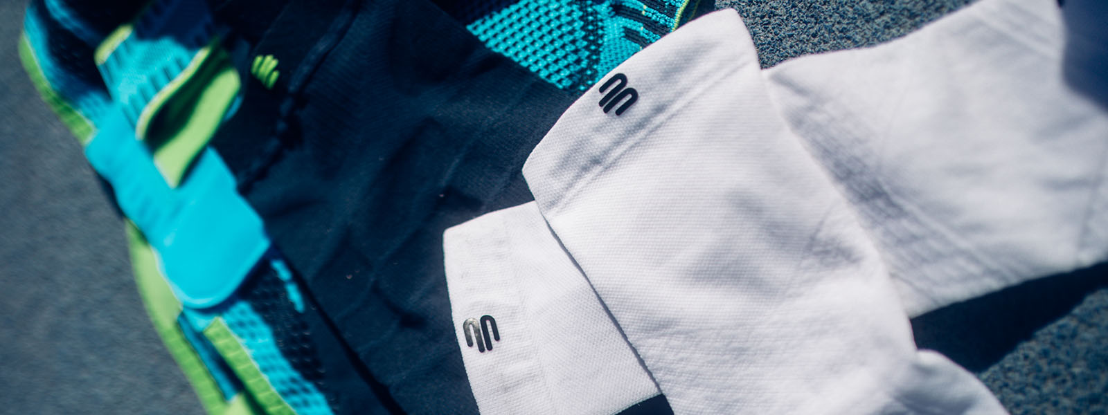 Bauerfeind Sports Produkte – Hochwertige Kompressionsbekleidung für optimale Performance Detailaufnahme von verschiedenen Bauerfeind Sports Produkten, darunter Kompressionsbekleidung in verschiedenen Farben. Die abgebildeten Textilien zeigen das ikonische Logo der Marke.