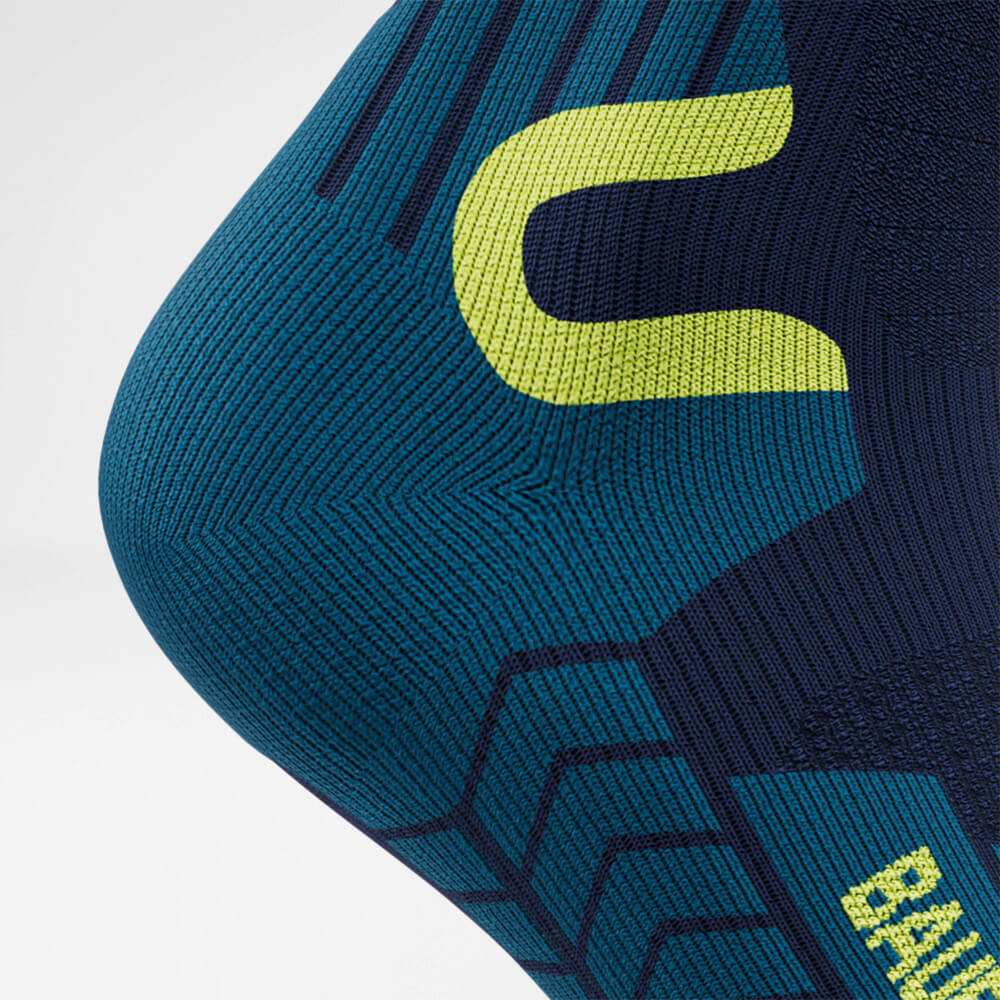 Chaussette de ski respirante pour ski de randonnée avec laine mérinos bleue Détail zone de protection du talon Détail protection du talon de la chaussette de sport bleue pour ski de randonnée avec laine mérinos