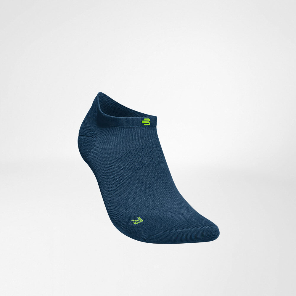 Chaussettes de sport courtes ultra-légères navy vue avant en biais Vue de côté avant de la chaussette de course courte légère bleu foncé