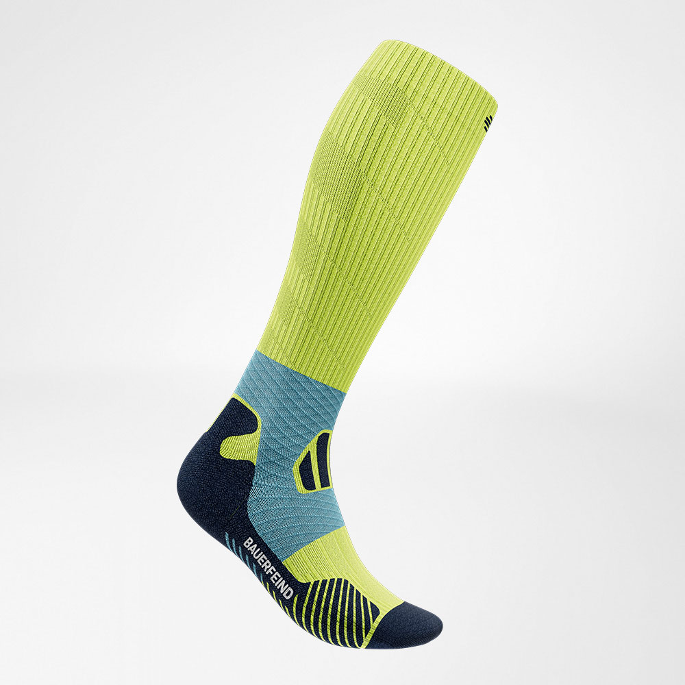 Chaussettes de trailrun bleu et jaune vue avant en biais Vue latérale avant des chaussettes de trailrun bleu et jaune