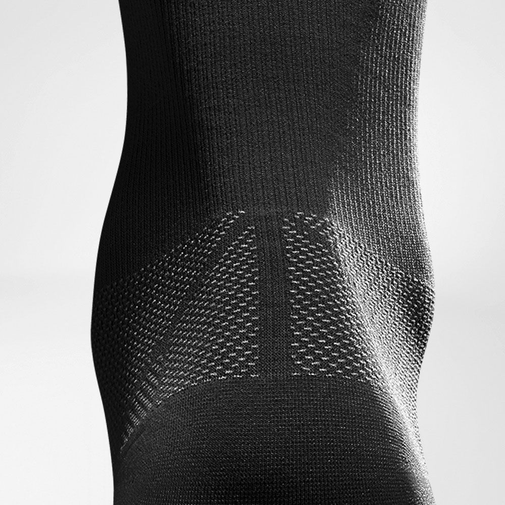 Chaussettes de compression régénération noir détail Achille Vue en détail de la zone du tendon d'Achille des Sportstsockses pour la régénération