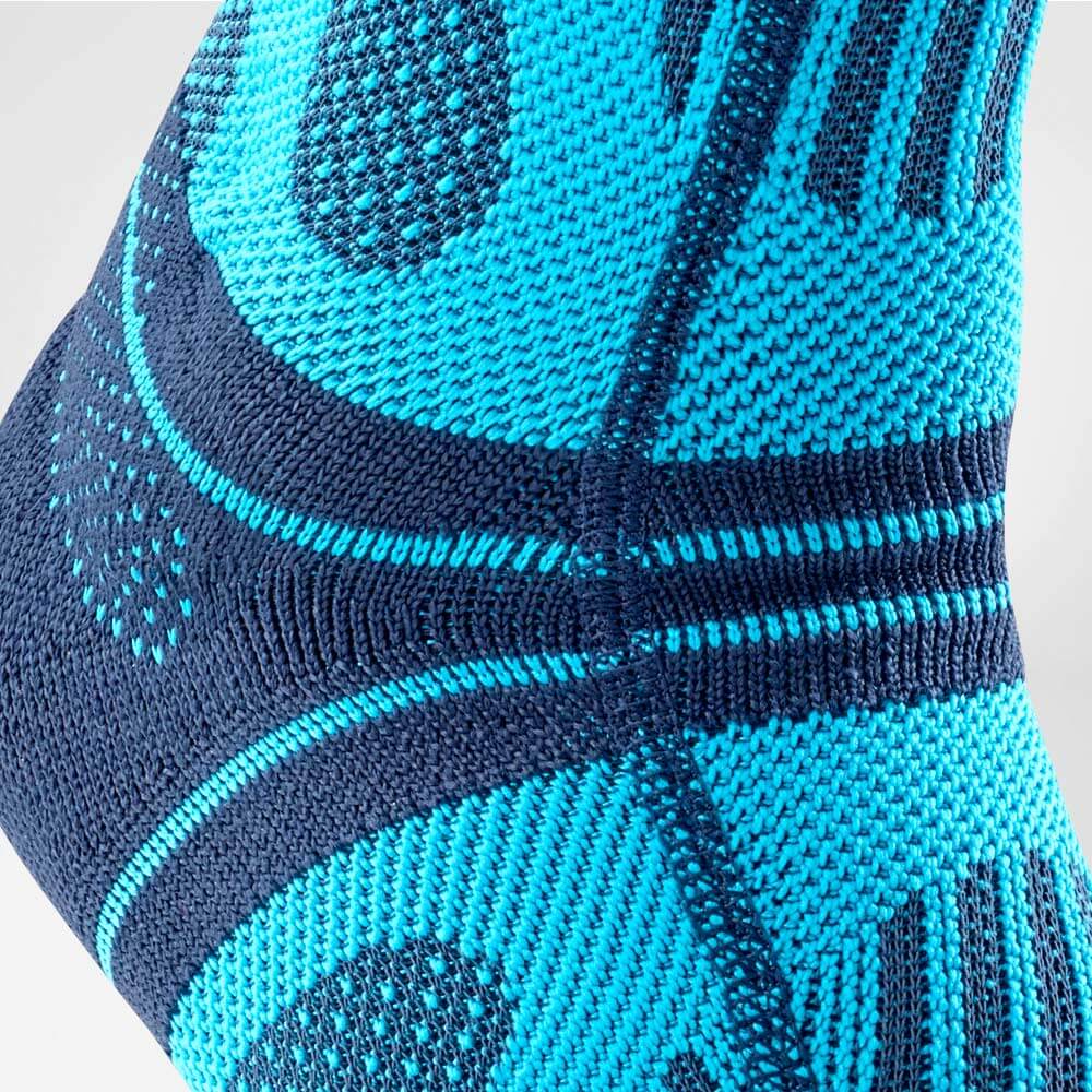 Achillessehnenbandage rivera Detail Airknit Detailansicht auf die Achillessehnenbandage von rechts vorn mit dem Fokus auf die seitlich versetzte	 Reibung reduzierende Naht