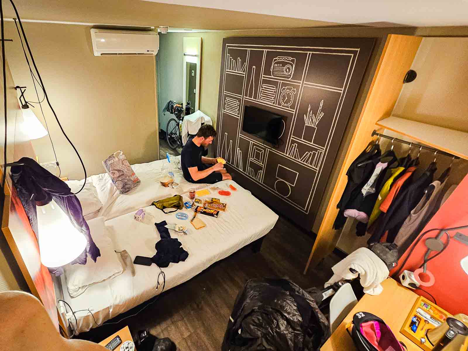 Chambre d'hôtel remplie avec des cyclistes et des vélos Une chambre d'hôtel de deux participants du Race around the Netherlands est remplie de vélos, de nourriture et de vêtements