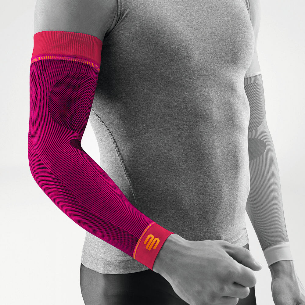 Arm Sleeve pink Vorderansicht schräg Komplettansicht des pinken Kompressions-Sleeves für den Arm am stilisierten grauen Körper