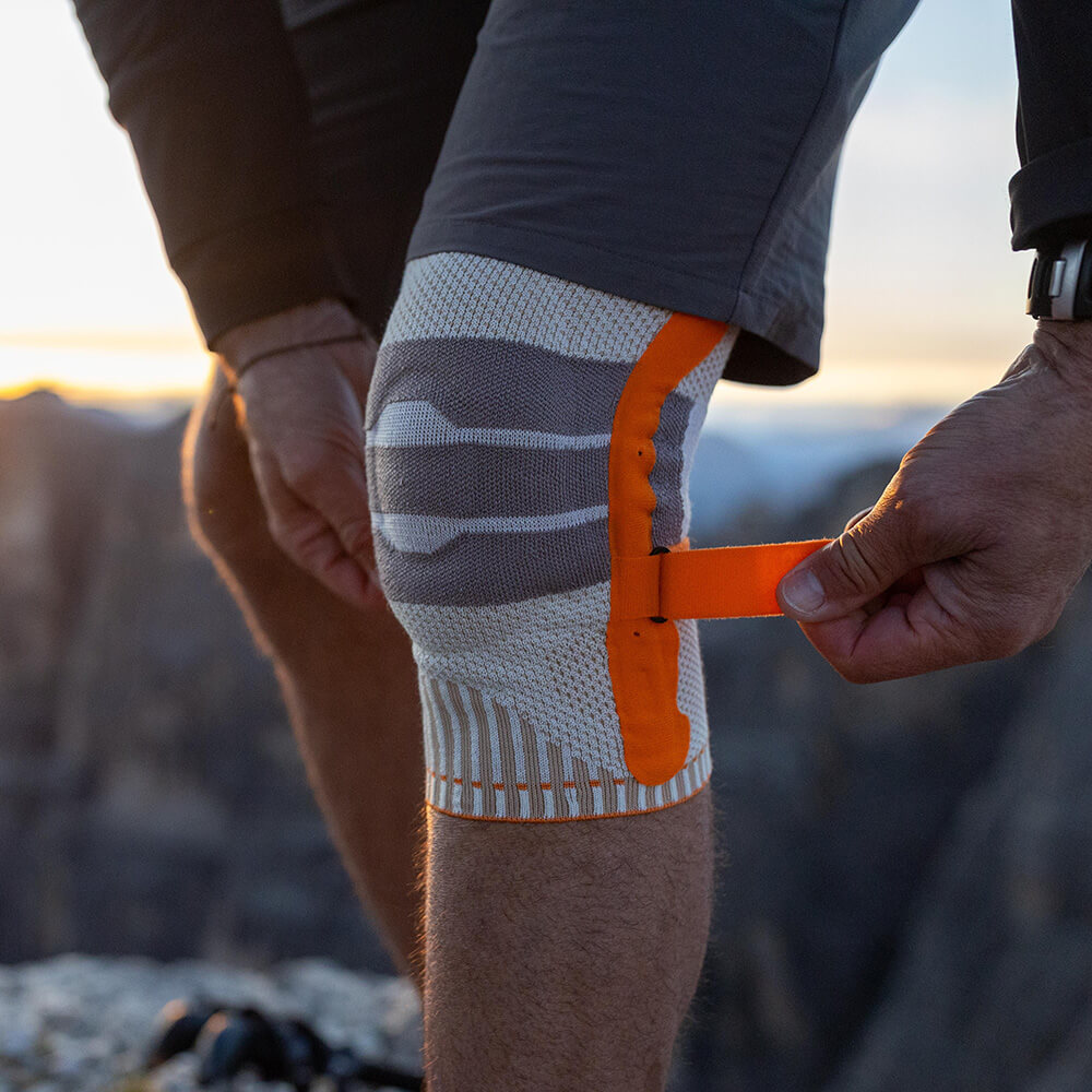 Einstellen der Wander Kniebandage Outdoor Kniebandage in Anwendung beim Wandern
