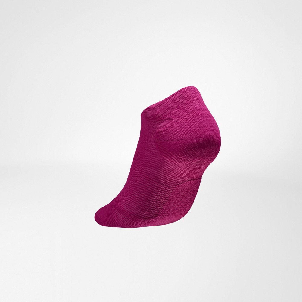 Chaussettes de sport courtes ultra-légères berry vue arrière en biais Vue latérale de la chaussette de course légère et courte rose