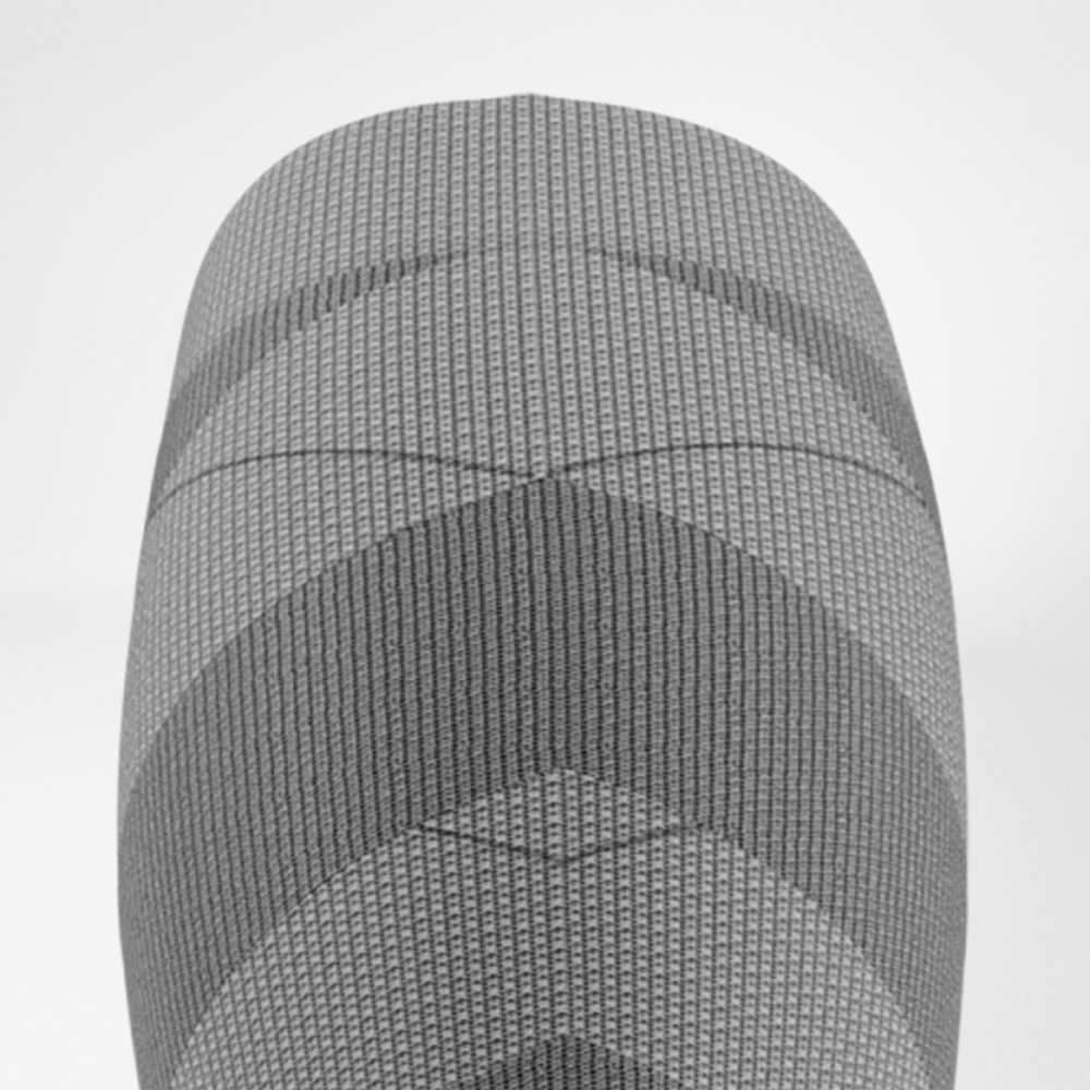 Detaillierte Draufsicht auf den oberen Bereich der Damen-Skikompressionssocke mit feinen Linien, Rippstrickmuster und abgestuften Kompressionszonen rund ums Knie.