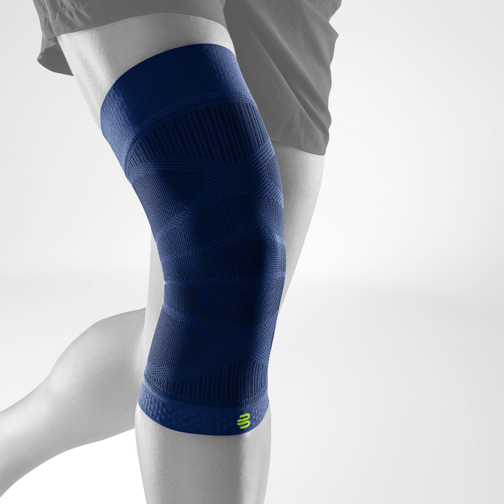 Knee Sleeve blau Vorderansicht schräg Komplettansicht des dunkelblauen Knee Sleeves an einem stilisierten grauen Bein