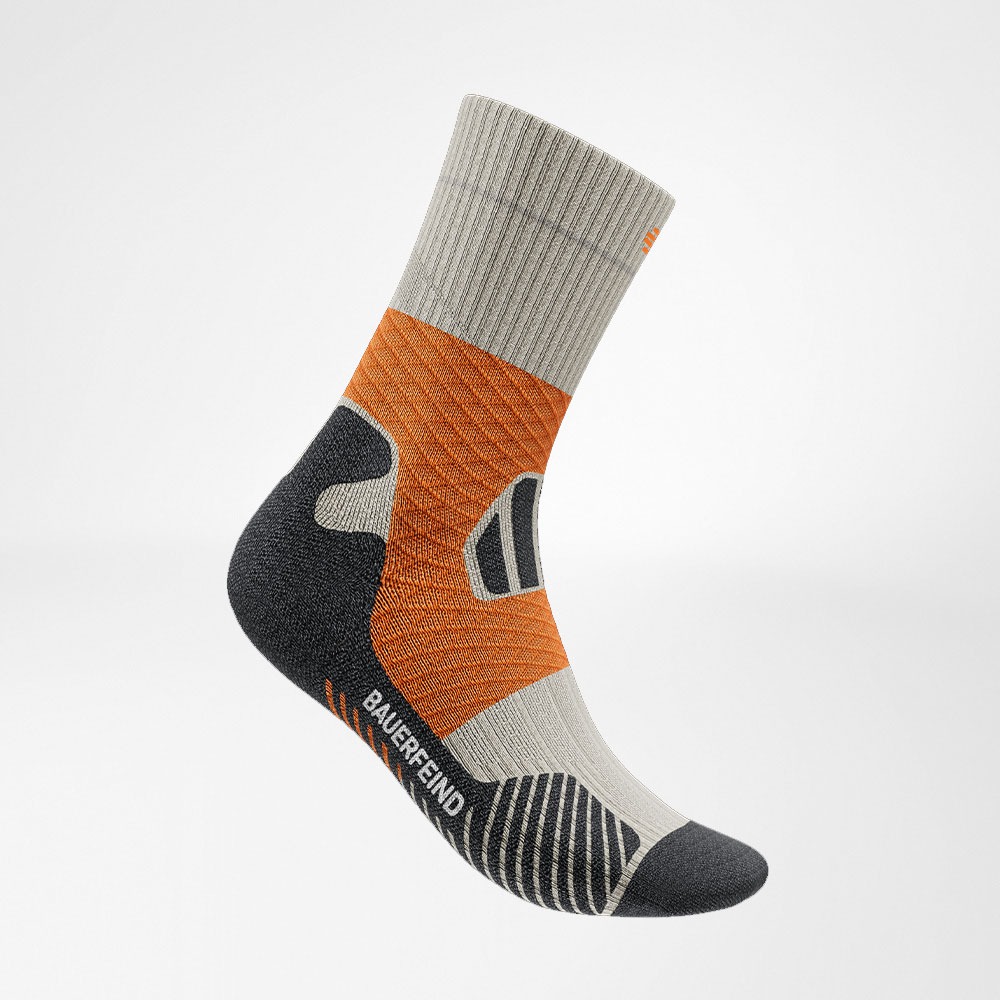 Chaussettes de trail running mi-hautes grises et orange vue latérale Vue latérale des chaussettes de trail running mi-hautes grises et orange