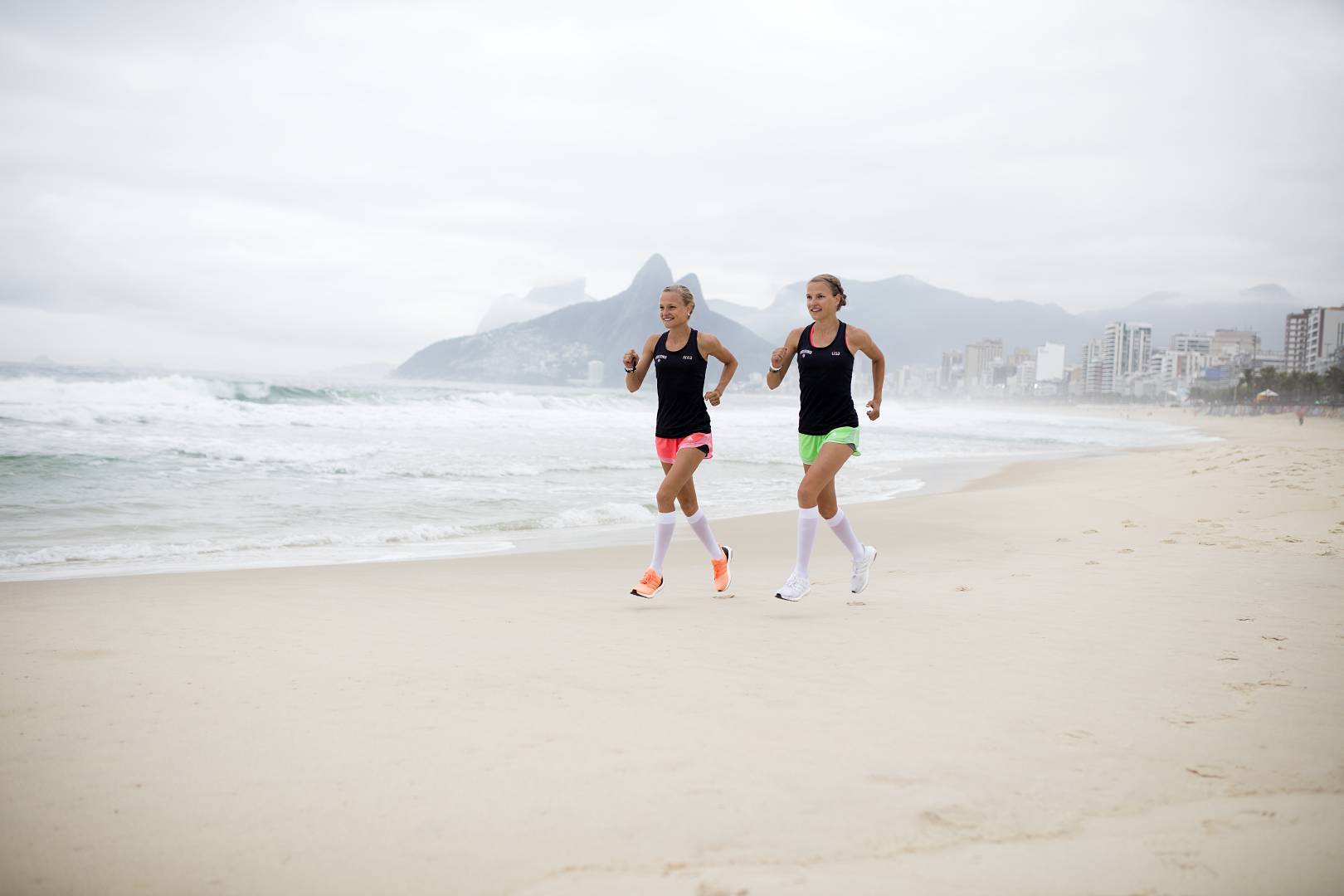 Ob zuhause oder im Urlaub: Für ein entspanntes Lauftraining ist immer Zeit Zwillinge laufen am Strand von Rio mit weißen Laufsocken