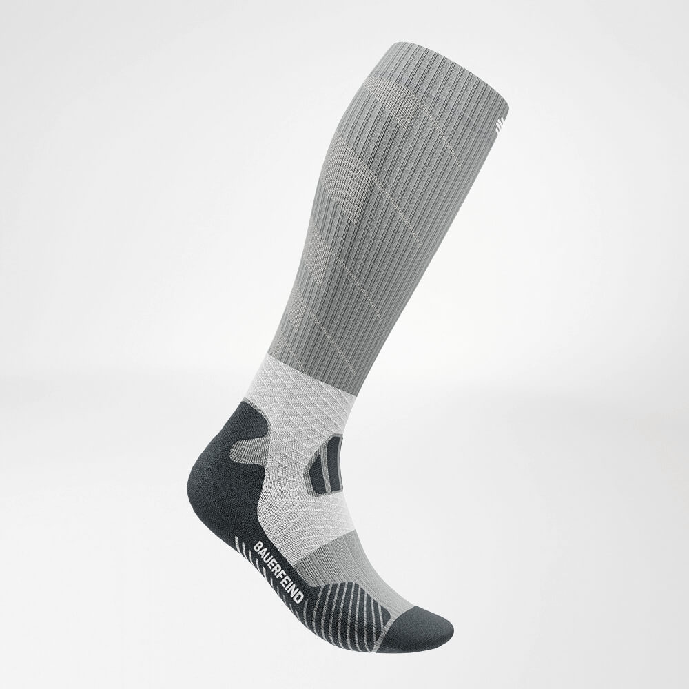 Vue latérale extérieure des chaussettes de trail running grises et blanches