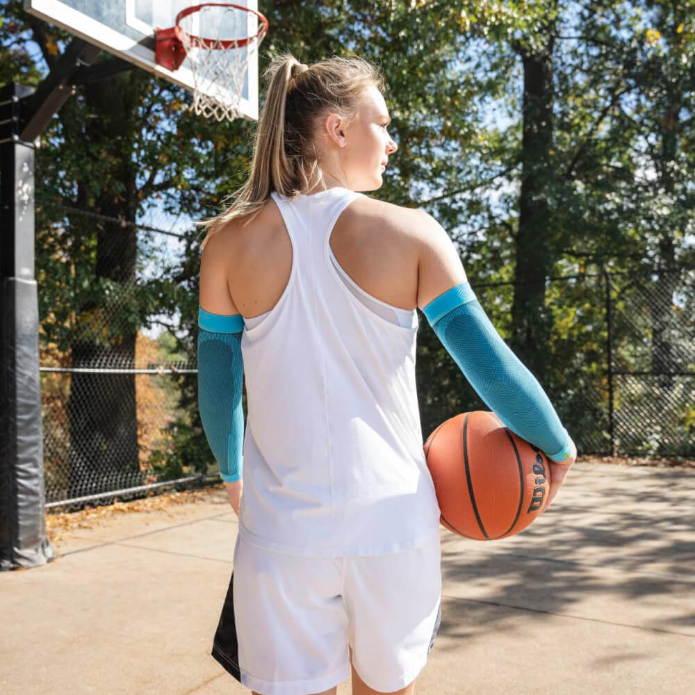 Basketballspieler Dirk Nowitzki mit Kompressions-Sleeve für den Arm