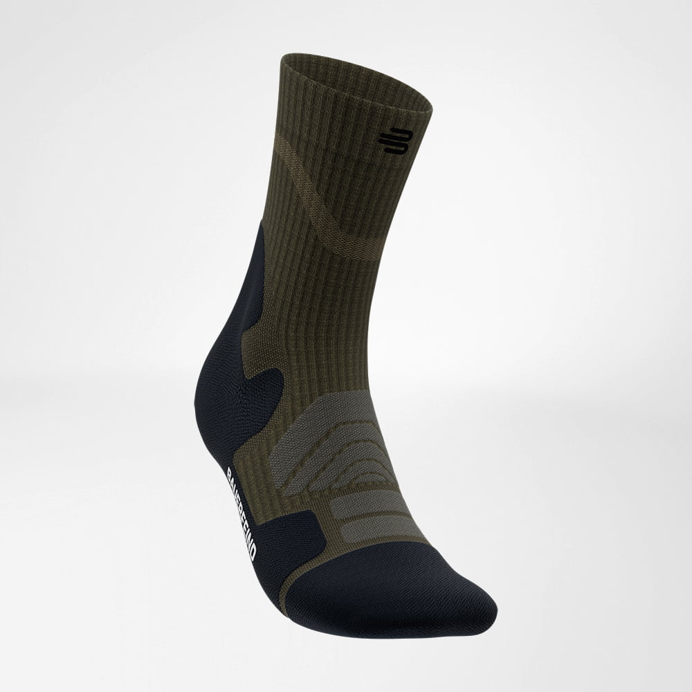 Funktional und stilvoll – ein Alleskönner! Schrägansicht der Merino Outdoor Socks, die das clevere Design und funktionale Highlights wie atmungsaktive Zonen und Verstärkungen betont. Ein Must-have für Outdoor-Enthusiasten.