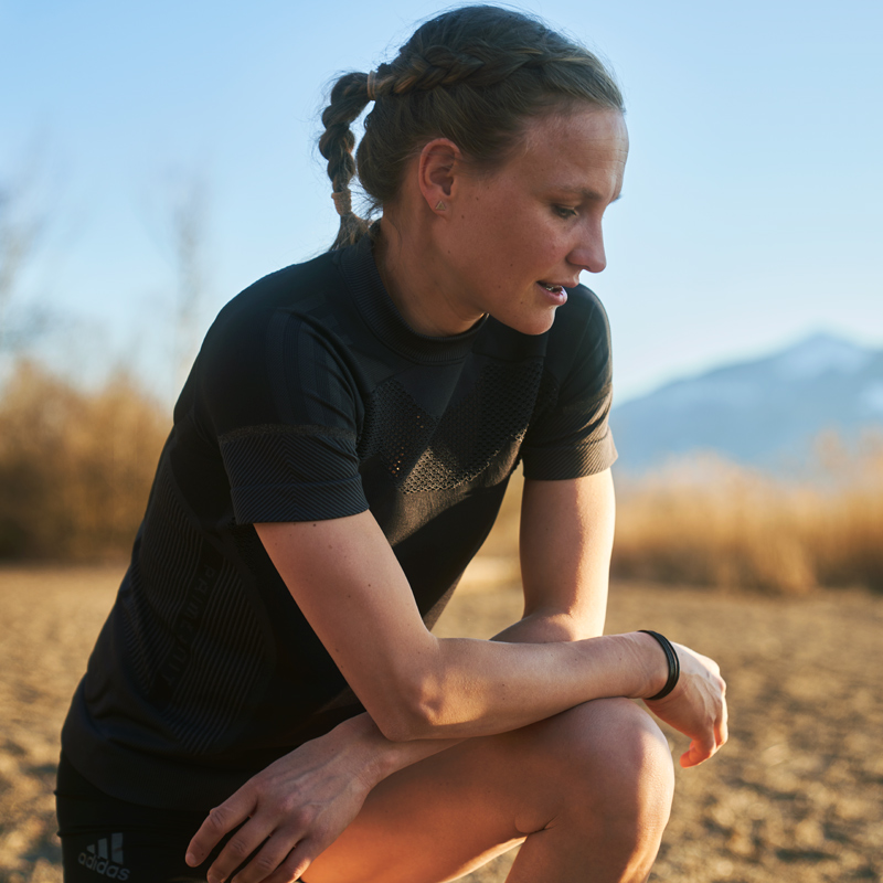 Les douleurs au genou après la course peuvent aussi être une conséquence de l'épuisement Hahner Zwilling épuisée, agenouillée après l'entraînement