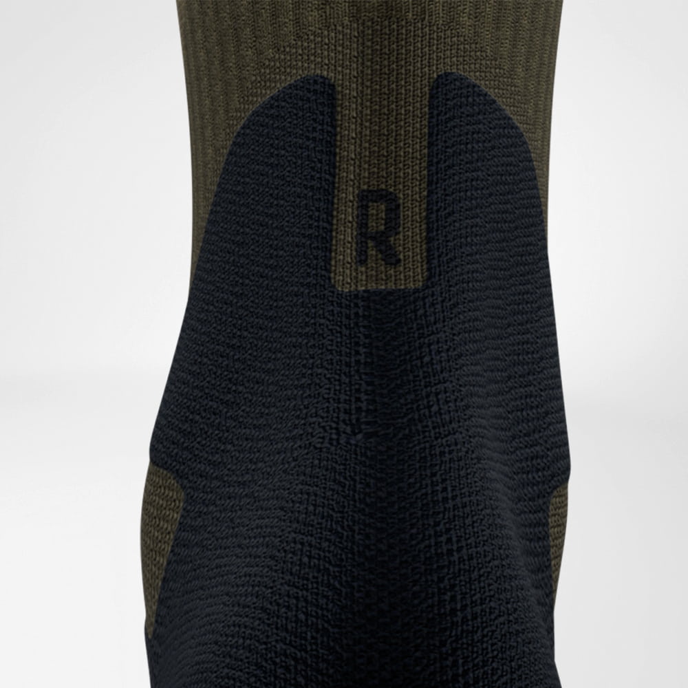 Chaussettes de randonnée en mérinos vert foncé Détail Comfort Achille Vue détaillée de la zone du tendon d'Achille des chaussettes de randonnée en mérinos en vert foncé