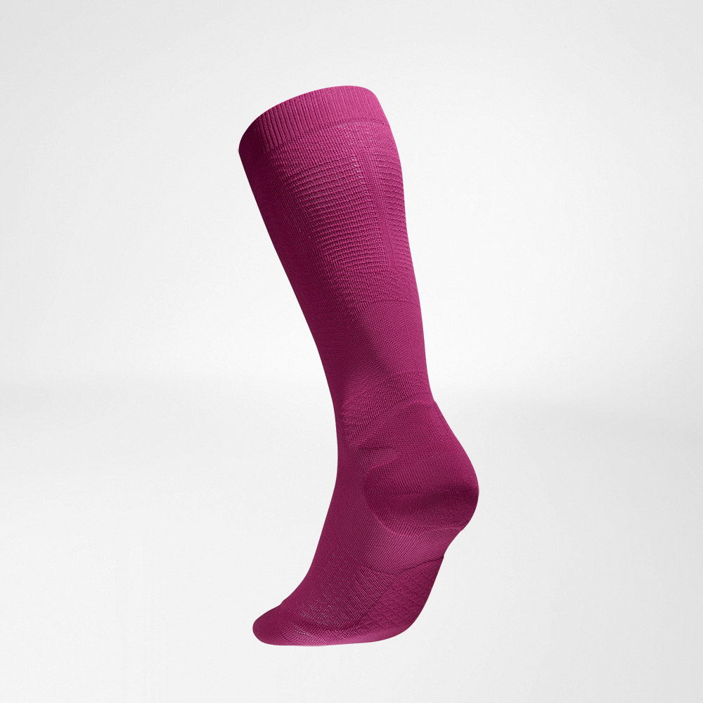 Chaussettes de compression sport ultra-légères berry vue arrière oblique Vue latérale arrière de la chaussette de compression tricotée aérée rose pour courir