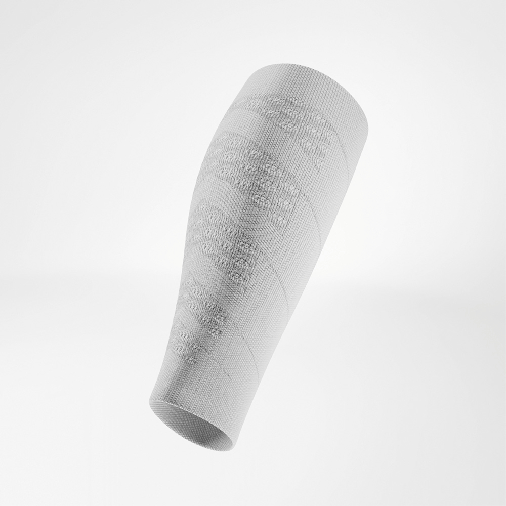 Weiße Power für deine Waden Weißer Compression Sleeve für die Wade in seitlicher Ansicht, die fein gestrickte Struktur und die elastische Passform sind deutlich sichtbar, sorgt für Stabilität und Energie beim Laufen.